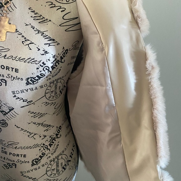 Luxurious Cream Faux Fur Women's Vest - Picture 4 of 7